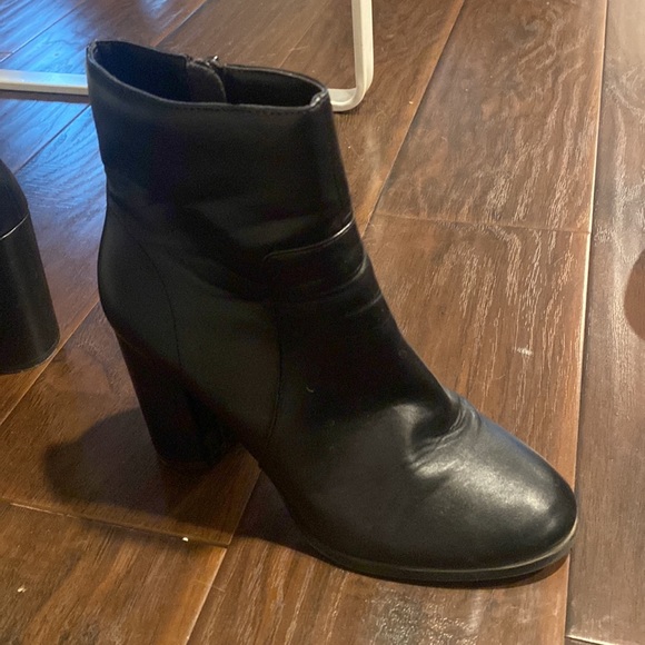 Black boots with heel - Picture 3 of 3